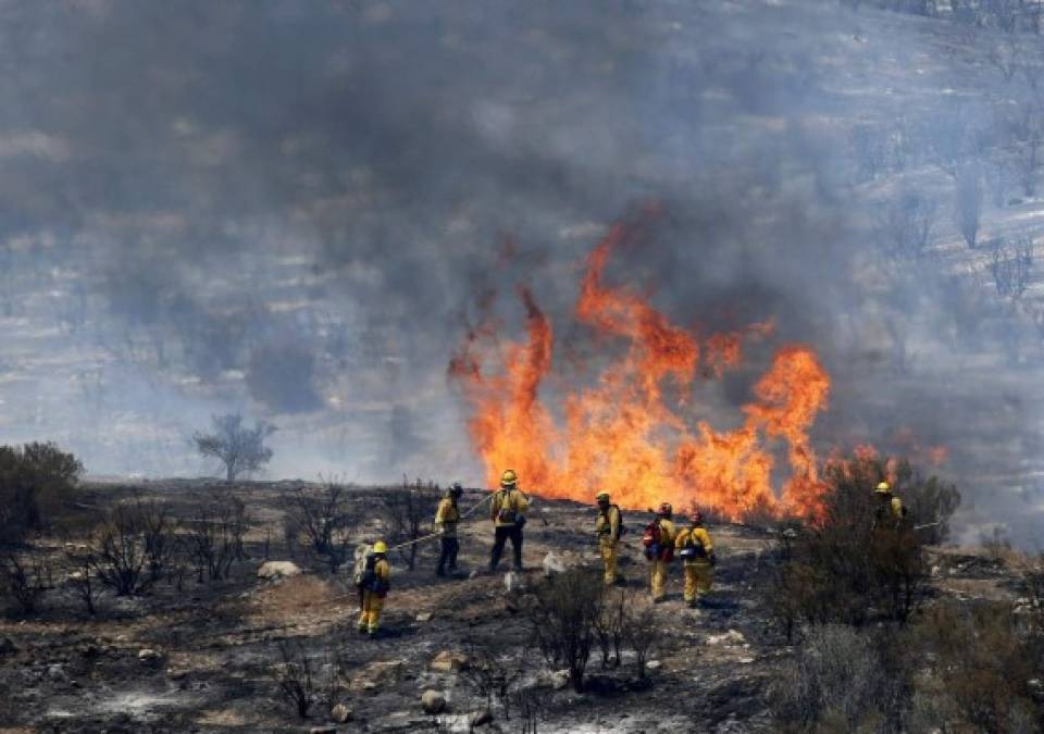 Estados Unidos. California en peligro de las llamas. Grupo de bomberos luchando contra el fuego: al menos una persona murió y 18 casas fueron destruidas por un incendio en el Valle de Santa Clarita.