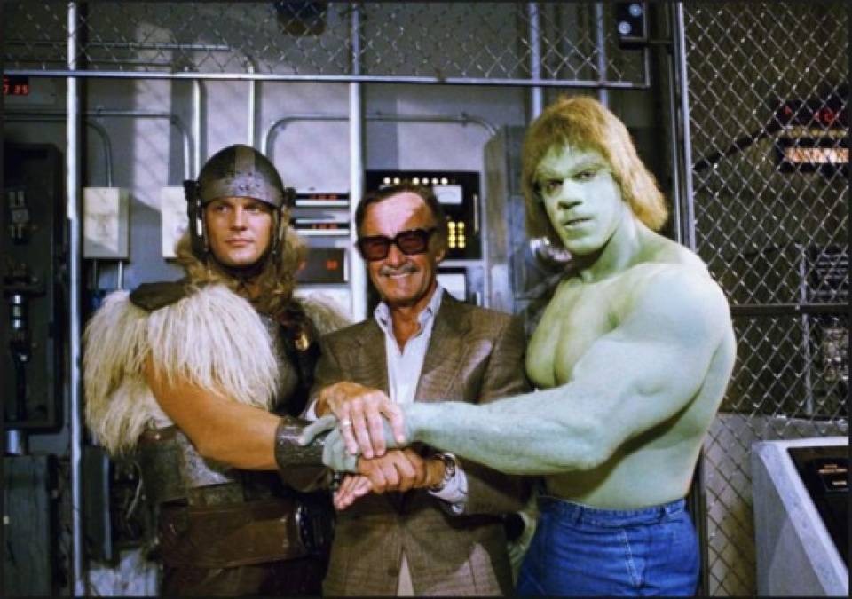 El estadounidense Stan Lee, quien creó para Marvel Comics personajes iconicos como Spiderman, X-Men, Hulk, entre otros, falleció este lunes a los 95 años.<br/><br/>En la imagen de https://www.pinterest.es, Eric Kramer (Thor), Stan Lee y Lou Ferrigno (Hulk) en el set de The Incredible Hulk Returns (1988).