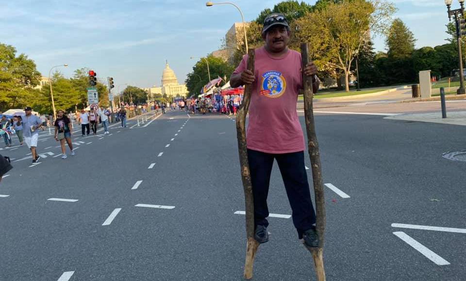 Este catracho recordó su niñez caminando con sancos por las calles de la capital estadounidense.