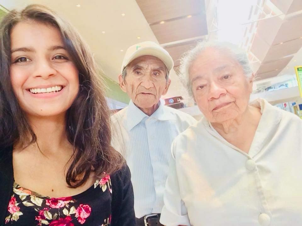 Ana junto con sus abuelos Silvestre Cabanillas y Teresa Medina.