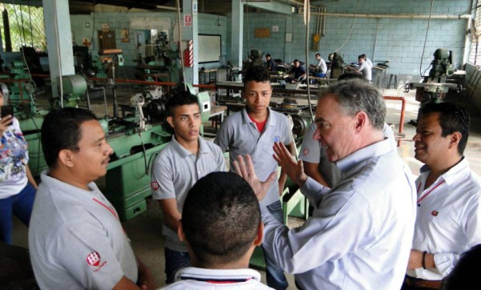 El senador democráta, Tim Kaine, visitó el Instituto Técnico Loyola en El Progreso, donde fue maestro por un año en la década de 1980.