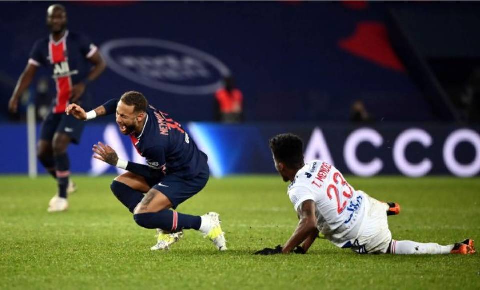 El partido estaba por terminar, se jugaba el minuto 96, cuando Thiago Mendes se lanzó al suelo con una entrada al límite del reglamento contra Neymar.