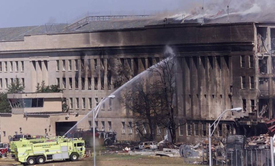 "En el Pentágono, el cuartel general del departamento de Defensa situado en Arlington, Virginia, Karen Baker, una experta en relaciones con la prensa del ejército que entonces tenía 33 años, ya sabía a esa hora que los ataques contra el WTC no habían sido un accidente, pero se sentía 'en el lugar más seguro del mundo'."