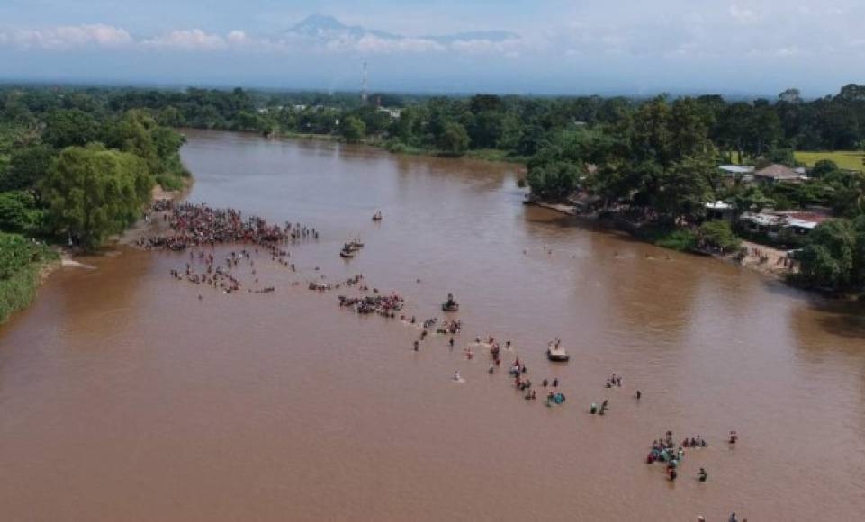 Los indocumentados, que ayer fueron frenados por la Policía Federal cuando pretendían pasar por el Puente Internacional entre Guatemala y México, formaron una cadena humana para atravesar el río Suchiate.