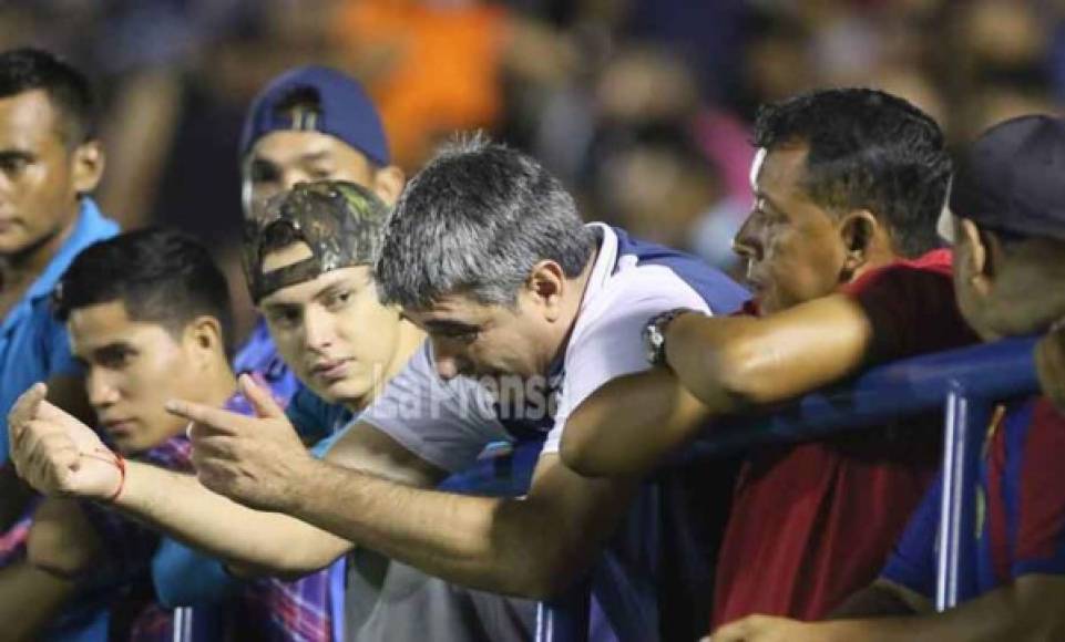 Diego Vázquez vivió con intensidad los últimos minutos del juego en Choluteca.