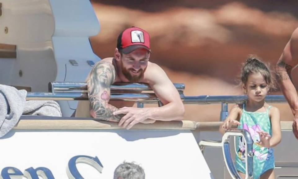 Messi ha comenzado con sus vacaciones y se fue a Ibiza.