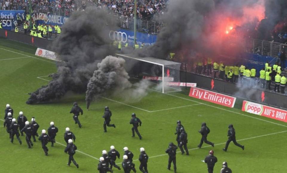 Ultras del equipo del norte de Alemania han lanzado bengalas y quemado banderas y camisetas en el tiempo añadido de su encuentro con el Mönchengladbach (2-1)