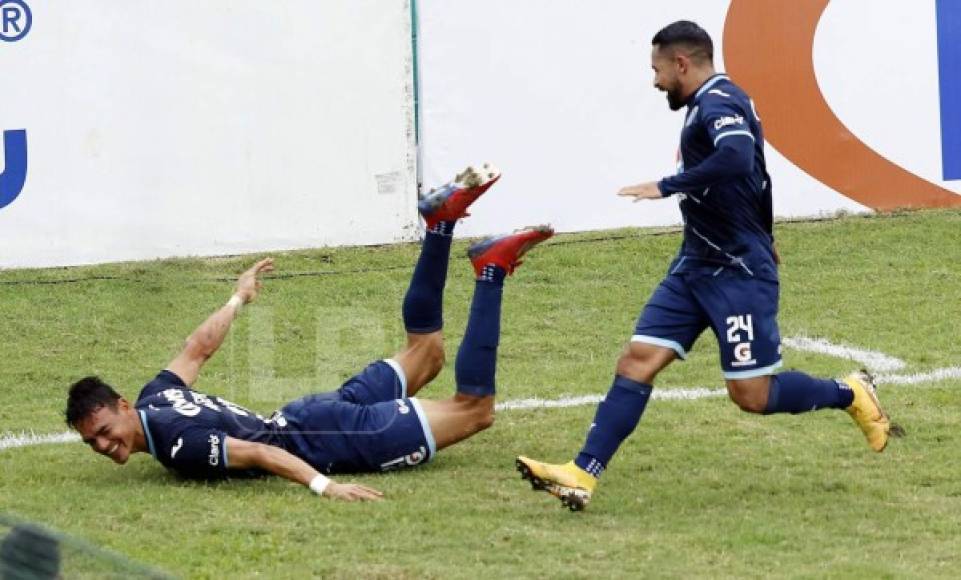 Así se tiró Roberto Moreira para celebrar su gol.