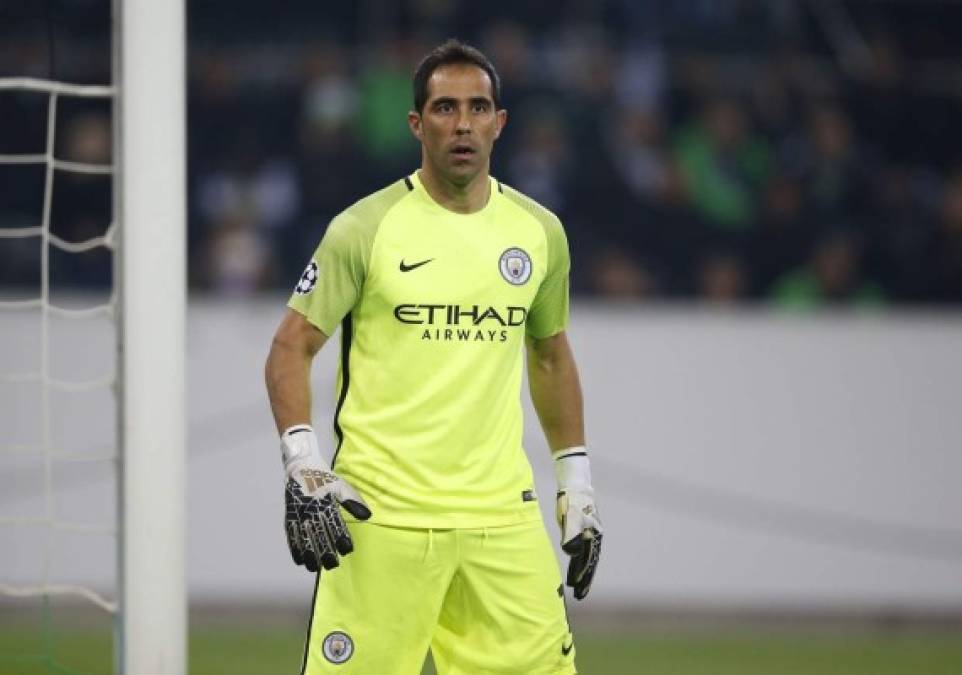 Claudio Bravo, ex portero de Barça y Real Sociedad, está pasando un calvario en Manchester. El actual meta del City no cuenta con la confianza de Guardiola después de no estar realizando una buena temporada. El portero chileno sabe que el club inglés ya le está buscando sustituto y quiere buscar una salida. Su posible destino, según recogen medios ingleses, podría estar en Villarreal. El club castellonense busca recambio para el lesionado Asenjo y Bravo sería un recambio de lujo.