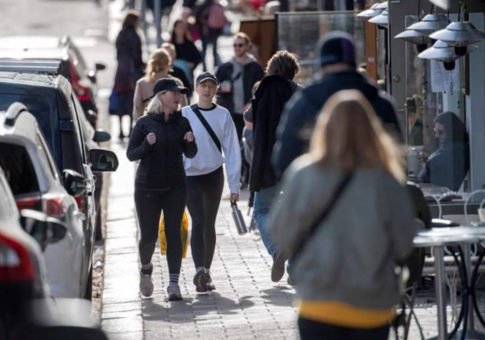 Y es que el objetivo del programa de salud de Suiza es aislar a los enfermos y confiar en que los ciudadanos van a respetar las recomendaciones de distanciamiento social e higiene, para evitar nuevos contagios.