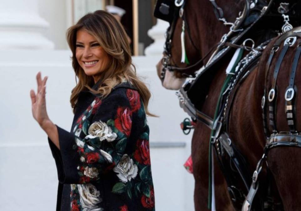 La primera dama de Estados Unidos, Melania Trump, recibió este lunes el árbol de Navidad de la Casa Blanca dando inicio oficialmente a la temporada festiva de fin de año en la residencia presidencial.