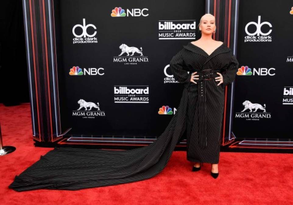 Christina Aguilera fue una de las primeras en desfilar por la red carpet.<br/><br/>La cantante realizará su primera aparición junto a Demi Lovato como dúo en los premios Billboard 2018, con la canción 'Fall in line'.