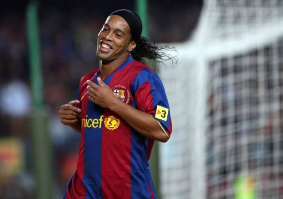 En el verano de 2003, un 21 de julio, Ronaldinho llegaba al Camp Nou para ser presentado como nuevo jugador del Barça luego de su gran paso den el París Saint Germain de Francia, pero antes el Real Madrid estuvo muy cerca de ficharlo.