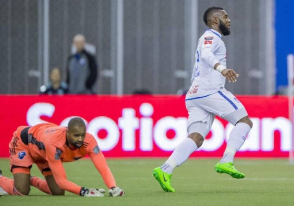 Fue un primer tiempo fantástico para Olimpia, que logró al segunda anotación después de un gran contragolpe iniciado en un despeje de Elvin Casildo, en el mediocampo Bengtson adelantó la pelota que llegó a pies de Benguché, quien como un toro avanzó hacia marco canadiense, le quebró la cintura a Joel Walterman y con un derechazo justo y delicado anotó el 2-0 para Olimpia. Foto Cristian de Marchena/MEXSPORT.