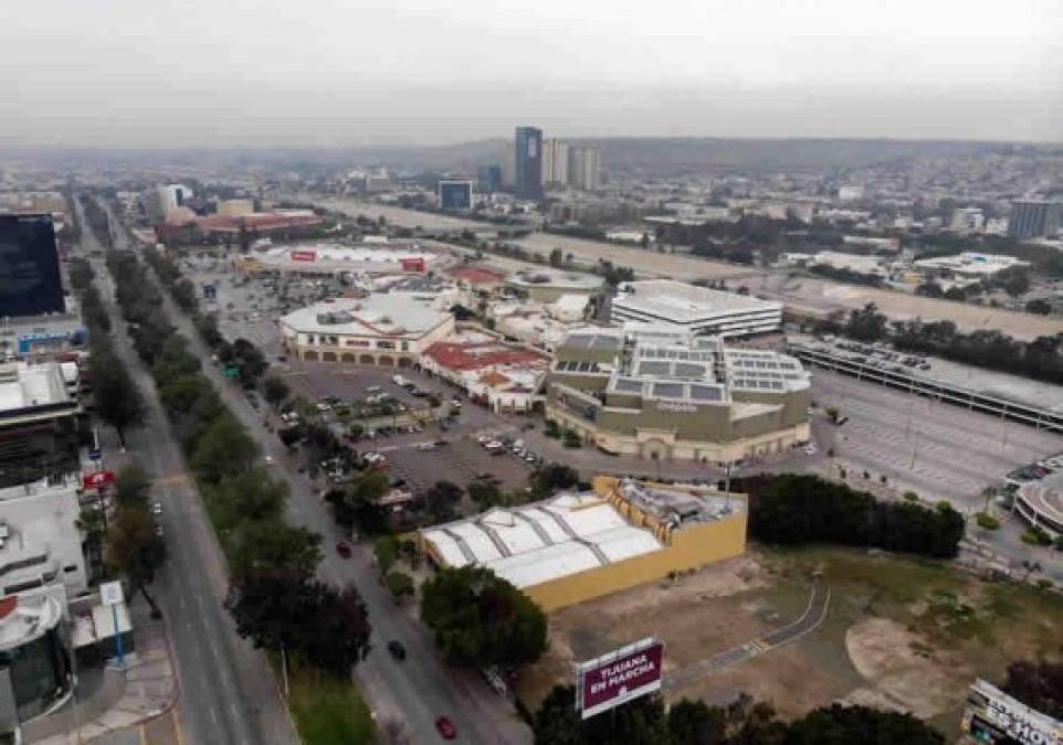 Vista aérea hoy de la casi vacía Avenida Paseo de los Heroes en Tijuana, estado de Baja California, México.