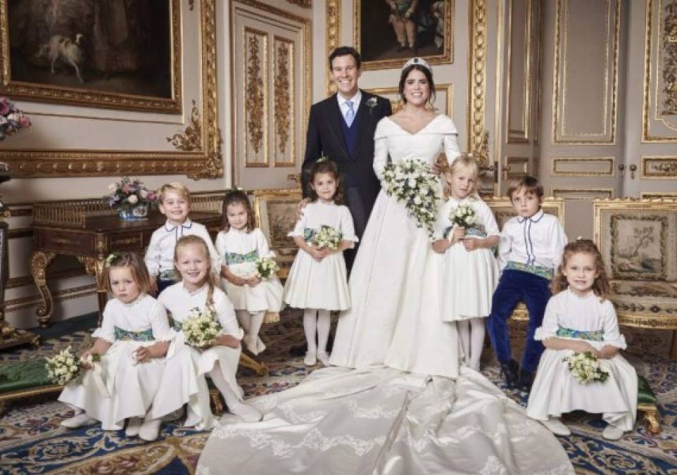 En otra foto los recién casados vuelven a posar con las damitas y los pajes: Los hijos del príncipe William y Kate Middleton, la princesa Charlotte y el príncipe George, la ahijada de la novia, Maud Windsor, la hija del cantante Robbie Williams,Theodora 'Teddy' Williams, Isla Phillips y Savannah Phillips y Louis De Givenchy.<br/><br/>