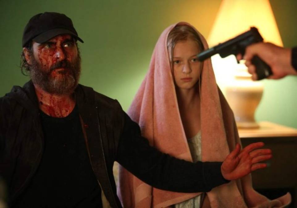 8. Nunca Estarás a Salvo - You Were Never Really Here. EU, Francia, Reino Unido, 2017.<br/>Dirige: Lynne Ramsay.<br/>Actúan: Joaquin Phoenix, Judith Roberts, Ekaterina Samsonov.<br/><br/>Joe es un investigador privado que arrastra traumas de la Guerra del Golfo Pérsico. Un senador norteamericano lo contrata para localizar a su hija, quien ha sido secuestrada por una banda dedicada a la pedofilia. Pero encontrarla será apenas el primero de los problemas a los que se enfrente.<br/><br/>Está basada en la novela homónima de Jonathan Ames. Compitió en el Festival de Cannes, aunque fue enviada una versión incompleta; con todo, recibió una ovación de siete minutos por parte de los asistentes al exigente evento. Debido a restricciones de presupuesto, la mayor parte de la violencia de la historia sucede fuera de cámaras.<br/>