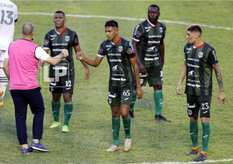 Giovanni Savarese, entrenador del Portland Timbers, mostró su caballerosidad y saludó uno a uno a los jugadores del Marathón al final del partido.