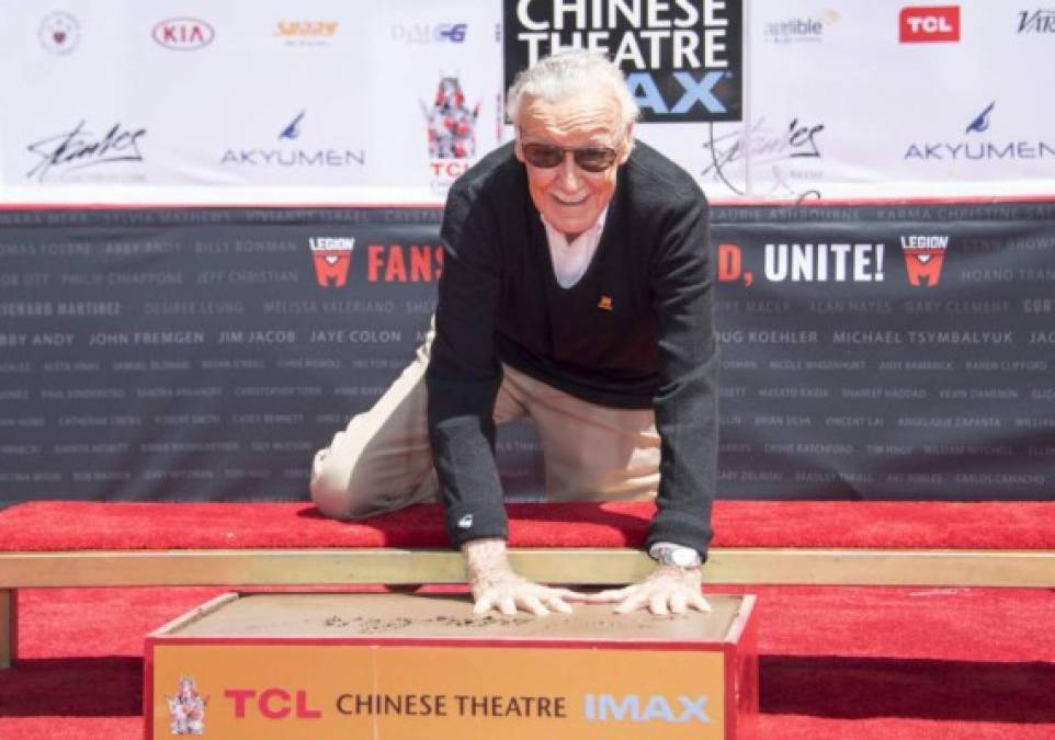 Stan Lee plasma sus manos sobre el cemento durante una ceremonia realizada en el TCL Chinese Theatre IMAX de Hollywood (California), el 18 de julio de 2017.