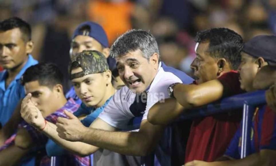 El entrenador Diego Vázquez del Motagua salió expulsado y miró el partido en las graderías con algunos aficionados del club azul.