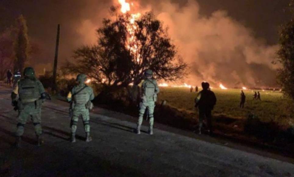 El accidente ocurrió al finalizar la tarde de este viernes en el municipio de Tlahuelilpan cuando decenas de personas se llevaban en cubetas y bidones, el combustible que se estancó en las tierras de cultivo.