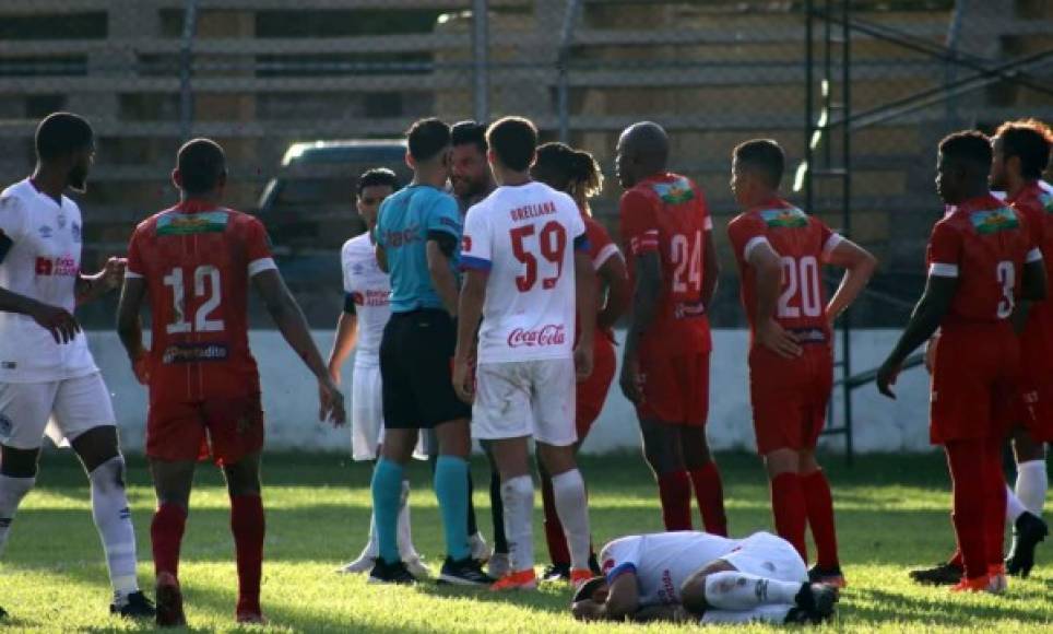 El portero de la Real Sociedad, Obed Enamorado, perdió el control y se volvió loco en el partido ante Olimpia. Fue expulsado tras agredir a Carlos Pineda y luego se encaró con el árbitro Luis Mejía. Foto Edgar Witty