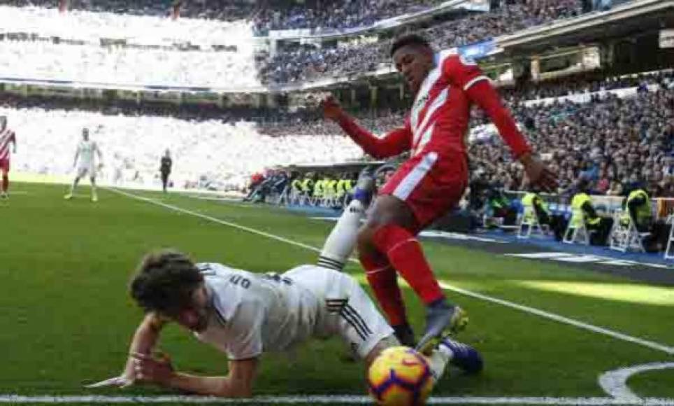 Antony Lozano fue amonestado en el minuto 48 por una falta sobre el lateral Odriozola del Real Madrid.