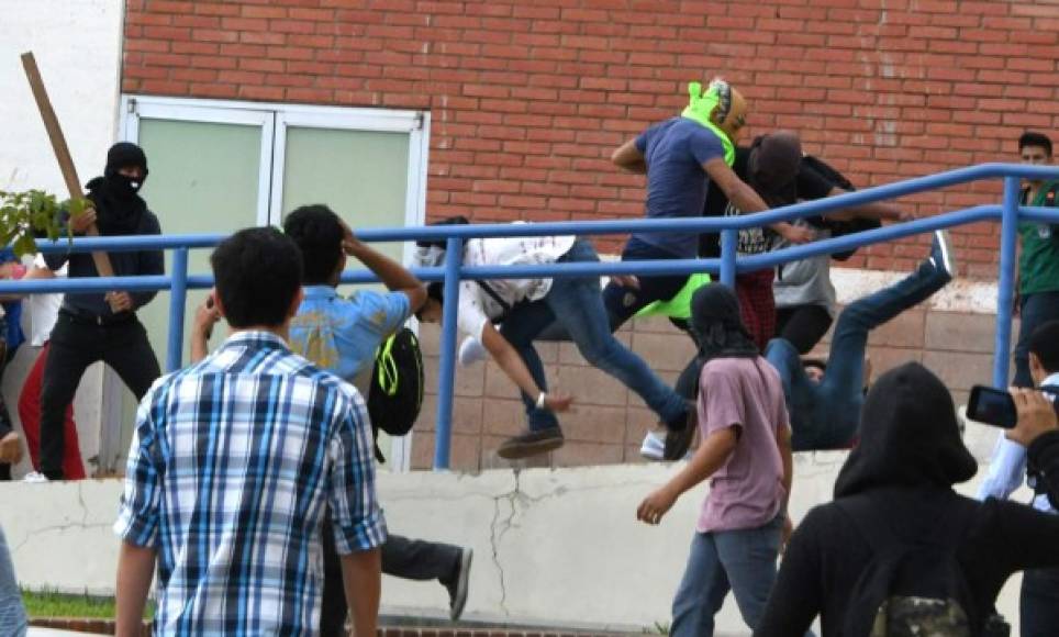 Los manifestantes han colocado 'obstáculos en las áreas de ingreso a los edificios' y han hecho uso de 'actos de fuerza y de violencia', lo que ha producido pérdidas de clases, por lo que el segundo período académico podría extenderse y está en riesgo el desarrollo del tercero, añaden las autoridades de la UNAH.<br/>