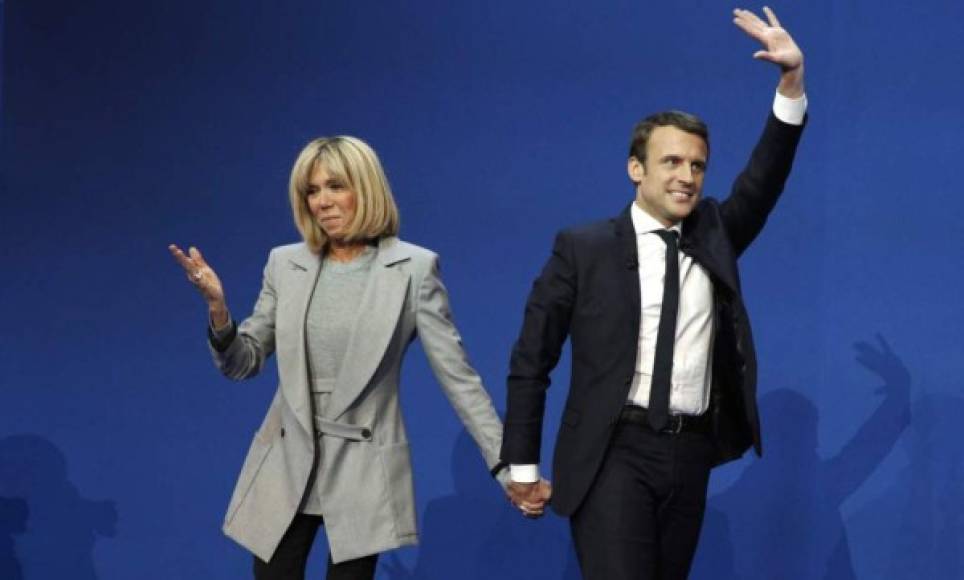 El presidente de Francia Emmanuel Macron (39) y su esposa Brigitte Macron (64).