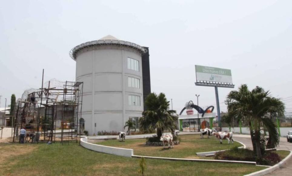 El museo está ubicado en el sector sur de la ciudad sobre el bulevar.