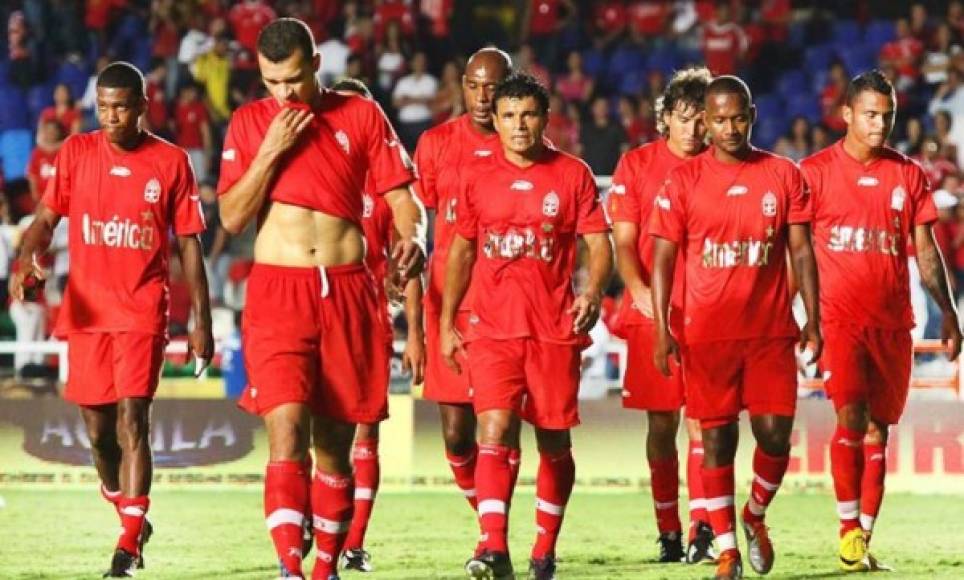 Otro club de enorme tradición que tuvo que jugar en una división inferior fue el América de Cali de Colombia. Hasta ese entonces, 2011, era el máximo ganador de torneos ligueros en el fútbol 'cafetero'.