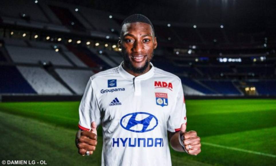 El Olympique ha hecho efectiva la opción de compra del delantero camerunés Toko Ekambi, quien jugaba en el club francés cedido por el Villarreal desde el pasado mercado invernal. El atacante africano recalará en Lyon a cambio de 11,5 millones de euros, más otros cuatro millones por diferentes incentivos.