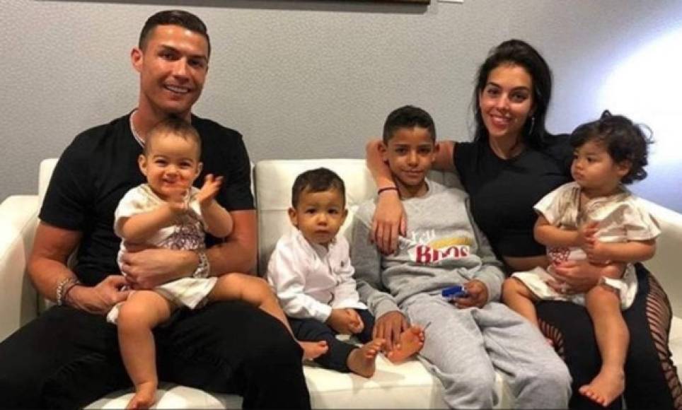 Cristiano Ronaldo <br/><br/>El futbolista recibió a sus tres primeros retoños gracias al alquiler de un vientre. <br/><br/>En 2010, debutó como papá con la llegada de su primogénito Ronaldo Jr, siete años después, el futbolista volvió a ser padre, en esta ocasión de unos mellizos, Mateo y Eva.<br/>en la que se gestarían los bebés. <br/><br/>Se dice que el astro del fútbol recurrió a un catálogo para escoger a la mujer