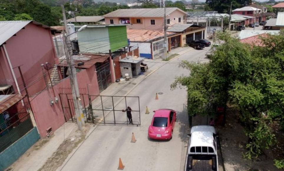Los hechos delictivos que se dan en la zona obligaron a vecinos de la San Carlos de Sula a cerrar también los pasajes.