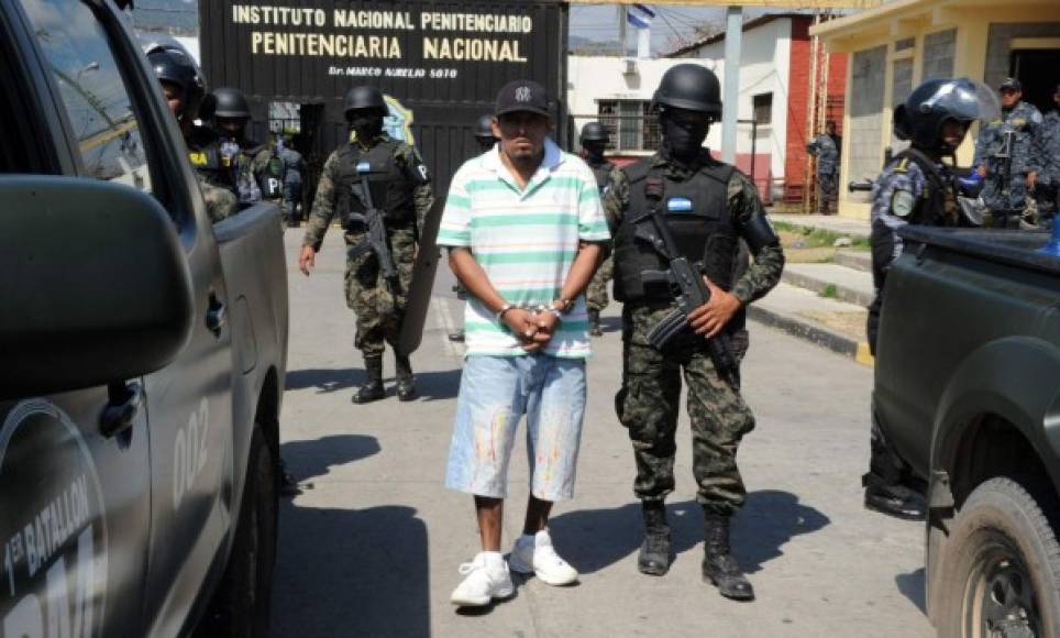 Agentes de la Policía transladaron a 22 reclusos considerados como muy peligrosos de la penitenciaría Marco Aurelio Soto en Támara a la cárcel de El Porvenir, Francisco Morazán.