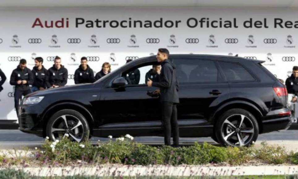 Achraf Hakimi - El central eligió un Audi Q7 Sport 3.0 TDI quattro tiptronic color negro Orca con un valor de 74.050 euros.