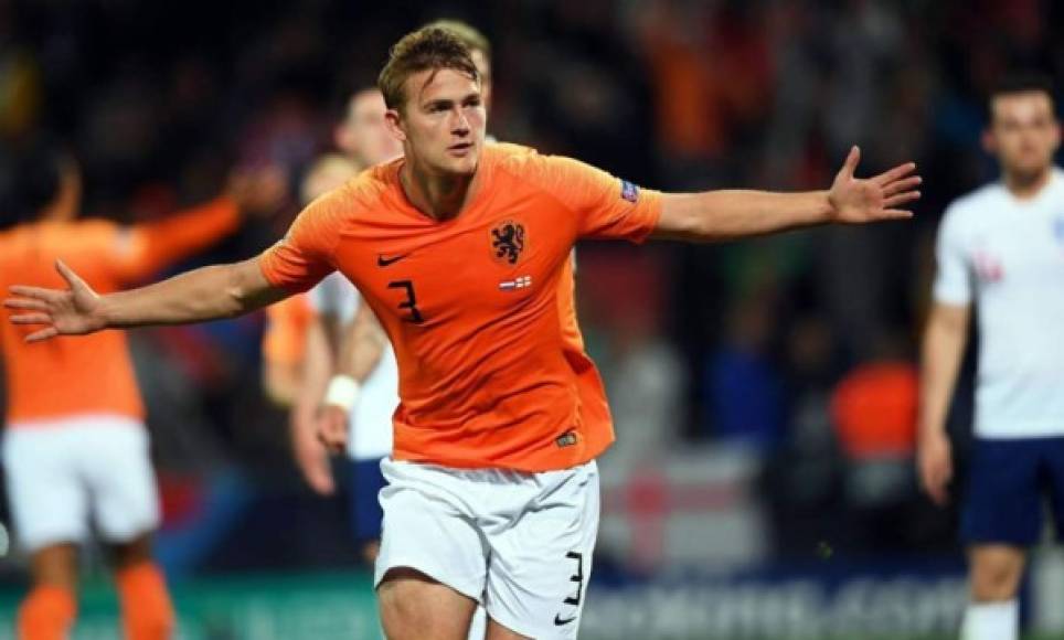 En los próximos días, Matthijs de Ligt debería anunciar cuál será su club de destino. Media Europa ha estado pujando por el futbolista holandés que ha cuajado una excelente temporada en el Ajax, pero ahora que llega el momento decisivo la pelea se reduce a dos. Según informó Radio Montecarlo, en este momento el central holandés se debate entre Barcelona y PSG.