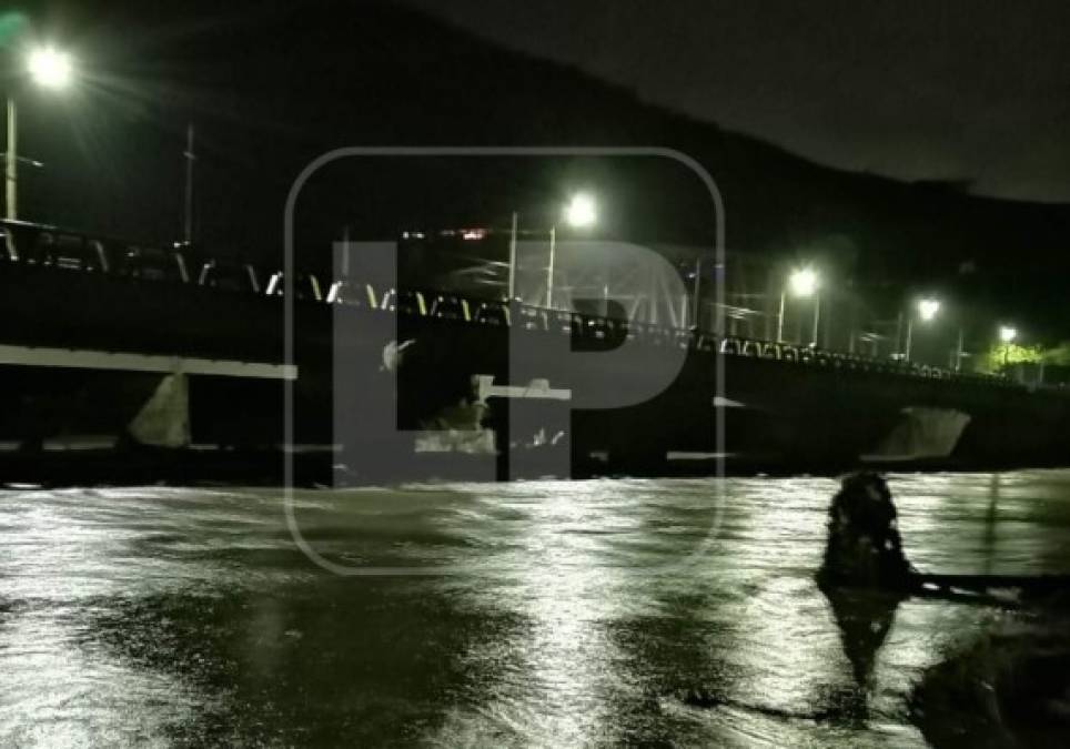 Puente sobre el río Chamelecón de San Pedro Sula con un nivel alto de agua a las 10:00 pm del martes 17 de noviembre.