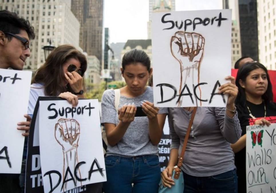 Miles de jóvenes, en su mayoría latinos, se ven afectados con la anulación del DACA.<br/>Marlon Ruales, Dayana Arrue, Sofia Ruales y Erica Ruales, todas de poco más de 20 años y 'dreamers' originarios de Ecuador