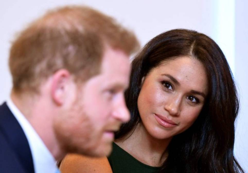 Amor a primera vista. <br/>El príncipe Harry tenía 31 años, varios fracasos sentimentales y una carrera militar de diez años tras de sí cuando conoció a Meghan Markle, una actriz estadounidense divorciada que tenía en aquel entonces 34.<br/>Una amiga común fue la que organizó su primer cara a cara, durante una visita de Meghan a Londres en julio de 2016. La química entre ellos fue inmediata.<br/>