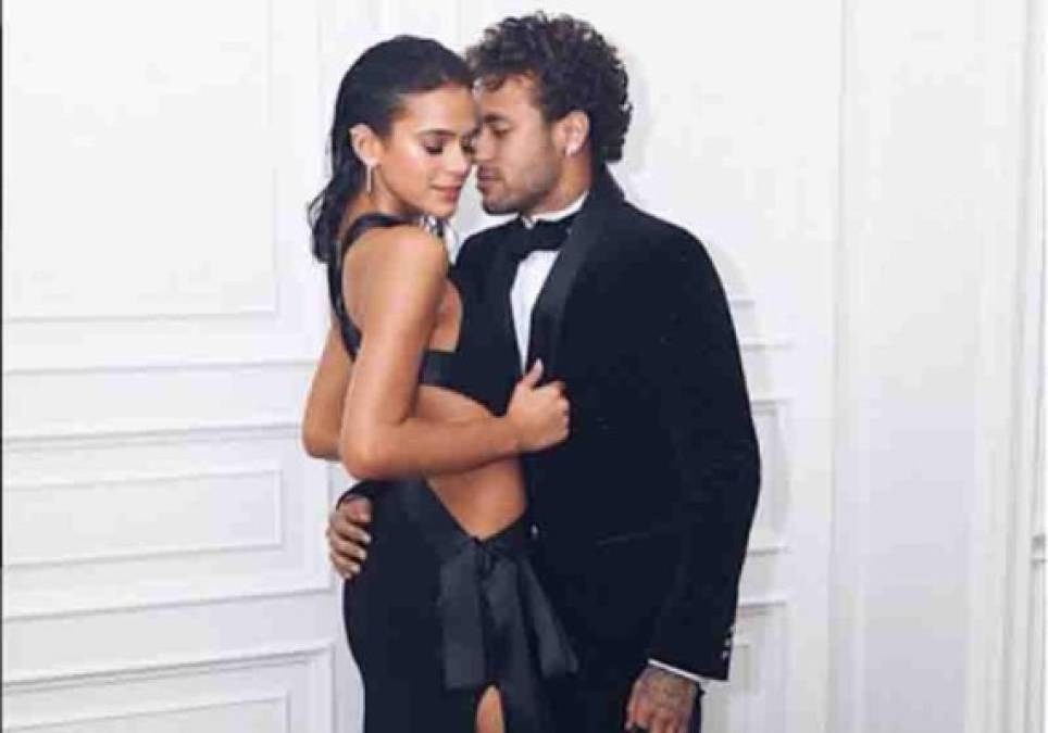 La novia de futbolista Neyma, la actriz Bruna Marquezine, ha causado sensación en las redes sociales al publicar unas sensuales imágenes en traje de baño.
