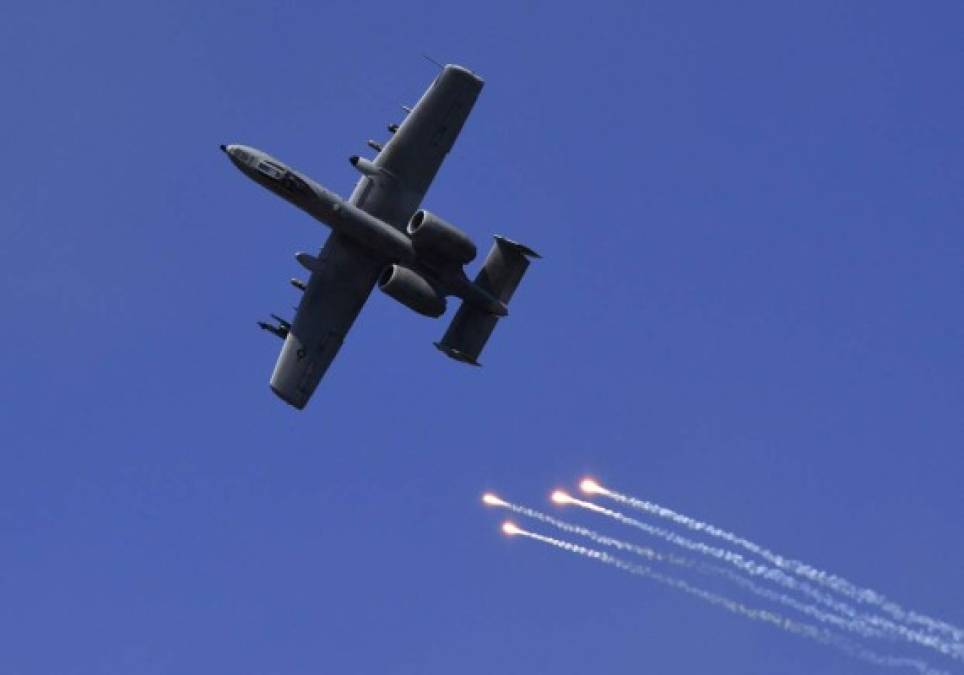 Un avión de combate estadounidense A-10 Thunderbolt II ataca señuelos en el campo de entrenamiento Pocheon a 65 kilómetos de Seúl.