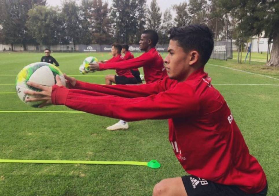 Cristian Cálix: El mediocampista hondureño realiza pretemporada con el Atlas a la espera de poder ser tomado en cuenta en la próxima campaña por el entrenador argentino Leandro Cufré. El club mexicano firmó por tres años al catracho y en la temporada pasada no pudo debutar.