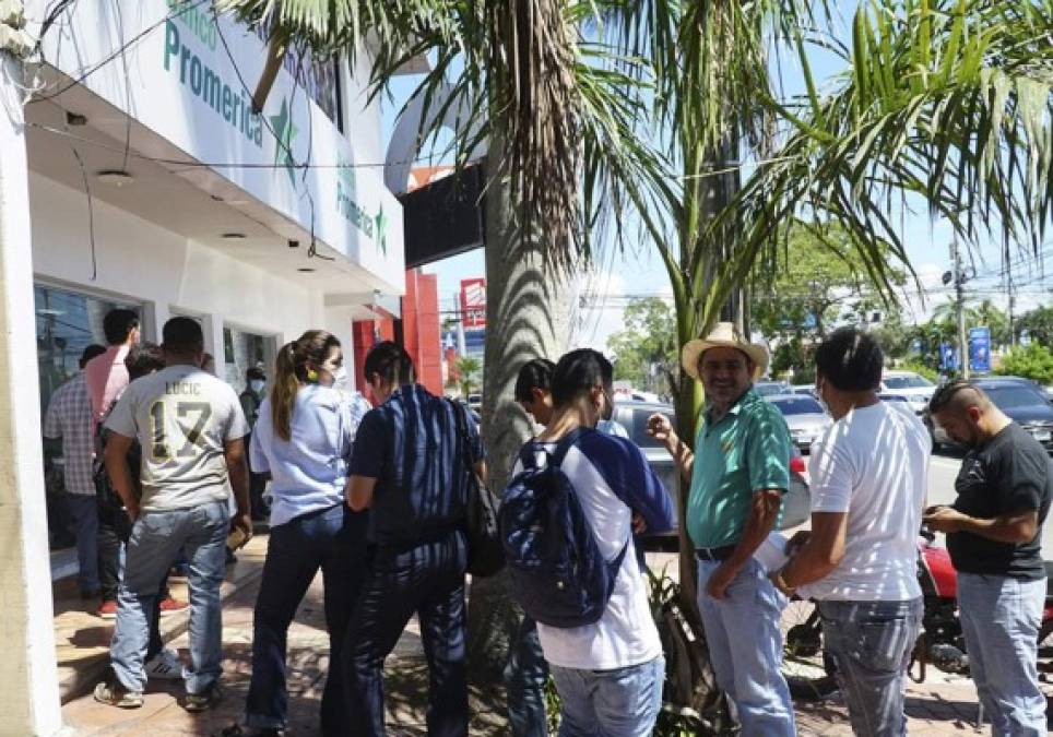 Muchas personas de la tercera edad acudieron a los bancos para reclamar remesas que sus familiares les enviaron para comprar víveres durante la cuarentena.