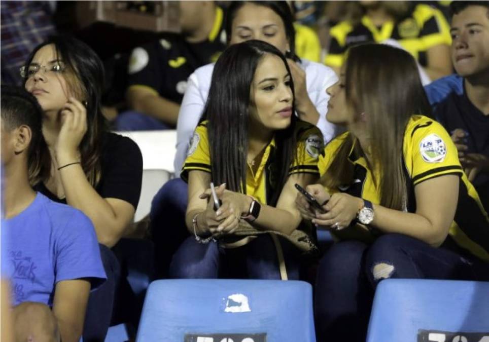 La esposa de Mario Martínez, Erika Cabrera, apoyando al futbolista en el partido contra el Marathón.