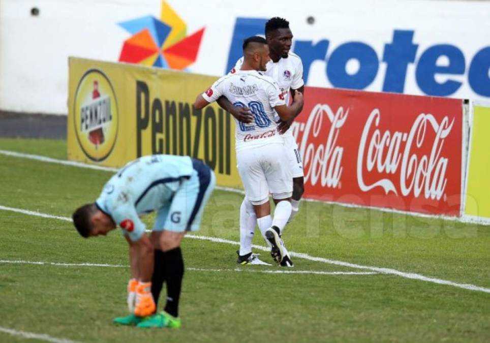 Alexander López y Javier Estupiñán, los goleadores del partido.