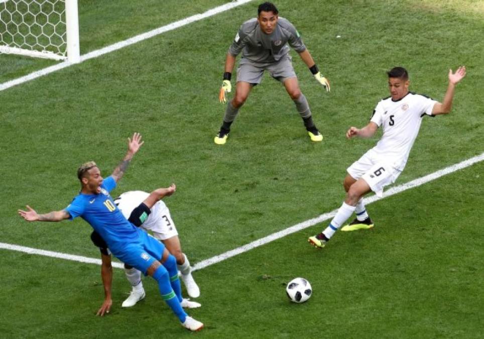 Neymar se inventó un penalti, el árbitro lo sancionó y tras revisar la acción en el VAR, al final se retractó.