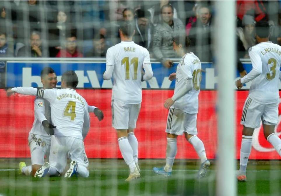 Los jugadores del Real Madrid celebrando el gol de Sergio Ramos.