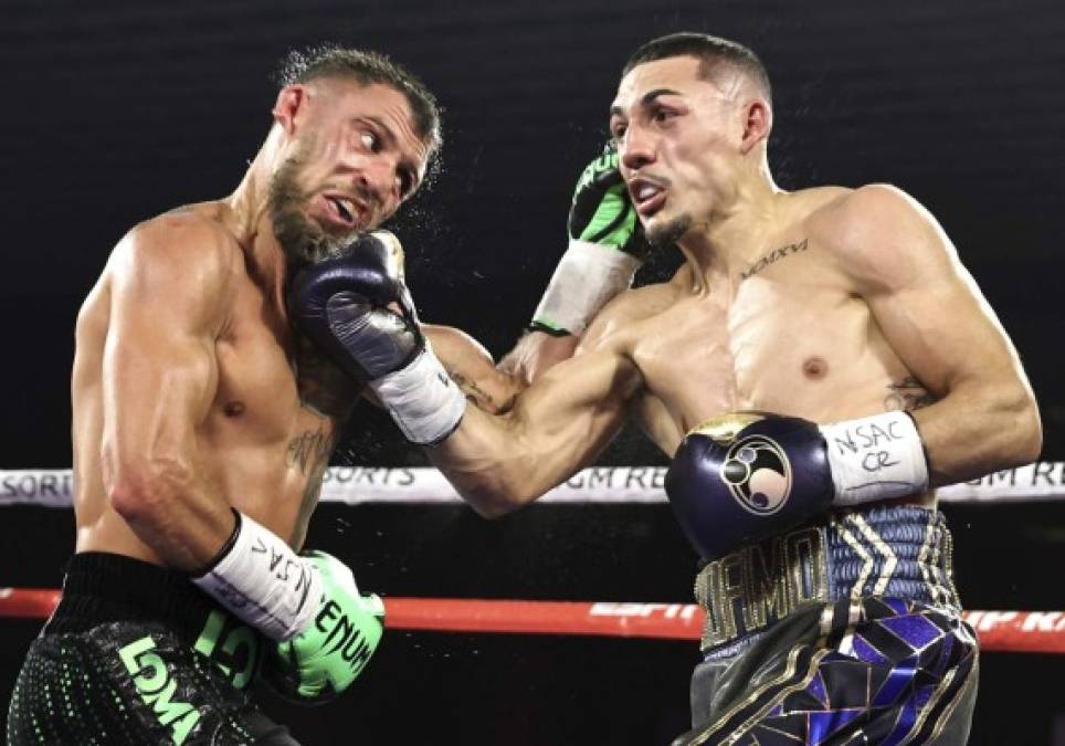 Espectacular imagen del momento en el que Teófimo López conecta un derechazo en el rostro de Lomachenko.