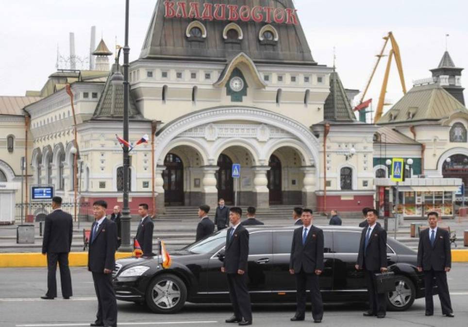 El líder norcoreano, Kim Jong-un, llegó este miércoles al puerto de Vladivostok, Rusia, en medio de fuertes medidas de seguridad y rodeado por agentes del Servicio Secreto norcoreano para participar en una histórica cumbre con su aliado, Vladimir Putin.